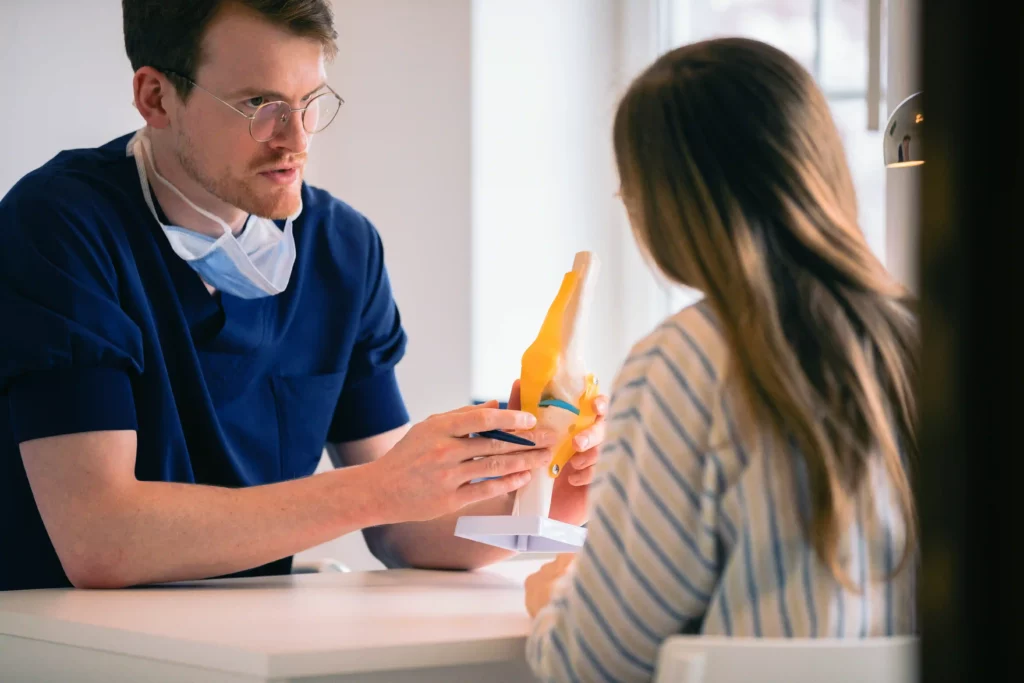 Dr Libert expliquant une problématique à un patient