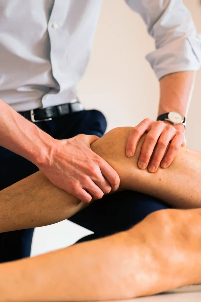 Dr Libert intervient sur le genou d'un patient